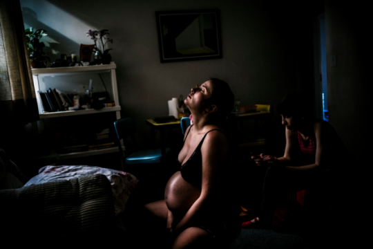 Un fotograf a imortalizat cele mai emoţionante momente ale naşterii acasă