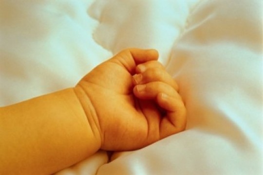 Un tată beat și-a snopit în bătaie bebelușul de doar 2 luni