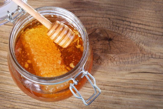 Știi câte beneficii ai dacă mănânci miere pe stomacul gol?