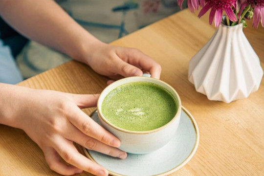 Matcha în sarcină: Beneficii, riscuri și sfaturi de la specialiști pentru un consum sigur