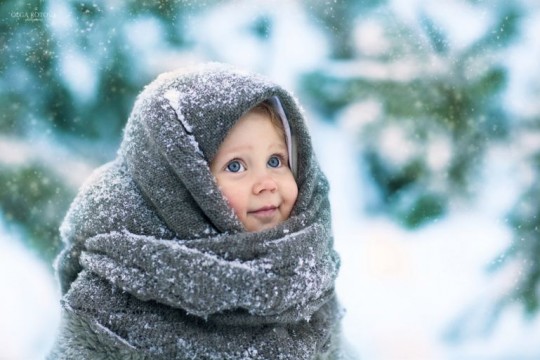 Cum îi îmbrăcăm pe copii iarna? Fără fular la gură și pulovere groase