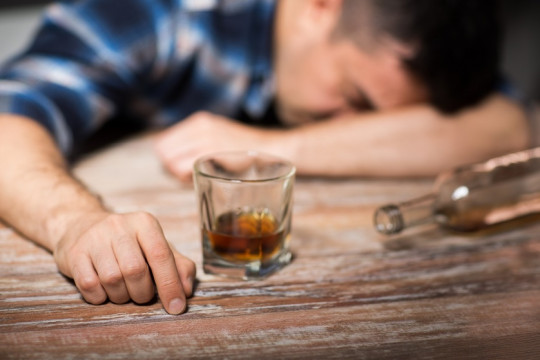 În ce măsură afectează consumul de alcool al tatălui sarcina mamei