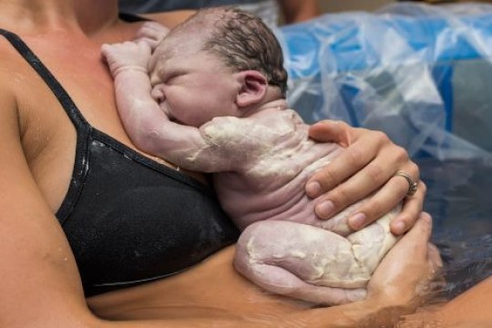 Stop! Nu spălați nou-născutul imediat, căci vernixul are beneficii incredibile pentru copil