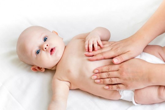 5 metode la îndemâna tuturor părinților pentru a calma colicile bebelușului