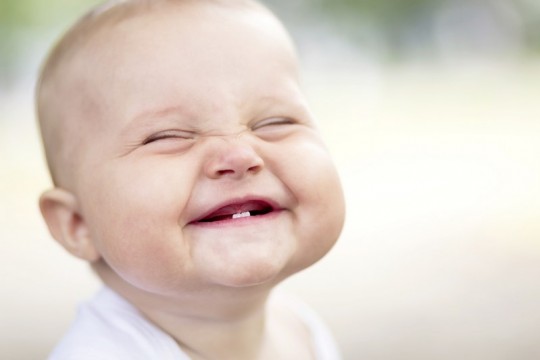 Cum îngrijeşti gingiile și primii dințișori ai bebelușului