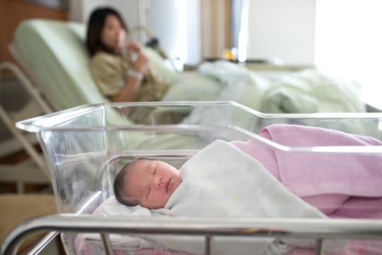 Urmează să vizitezi un nou-născut, la spital? 8 reguli de care ar trebui să ții cont