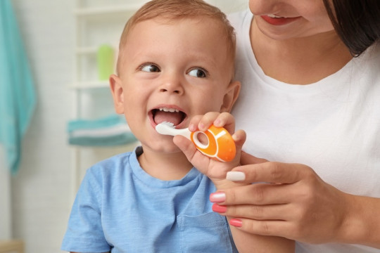 Îți faci griji cu privire la sănătatea dinților copilului tău? Concentrează-te pe aceste 3 lucruri