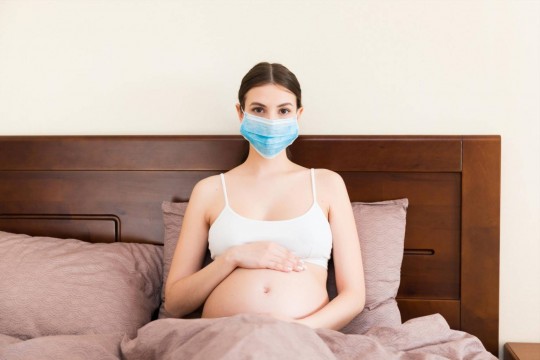 Medic infecționist: Femeile însărcinate ar trebui să facă pauză de la portul măștii o dată la două ore