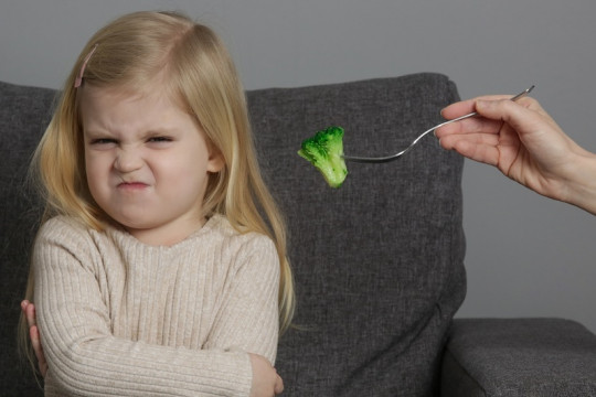 5 fraze pe care să NU i le spui copilului când refuză să mănânce
