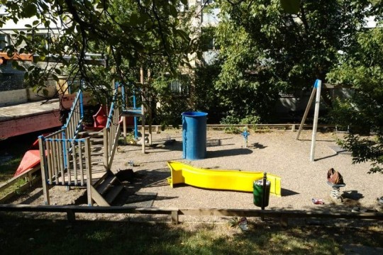 Primăria a demontat singurul spaţiu de joacă din preajma a două blocuri după ce unii locatari s-au plâns că copiii fac gălăgie