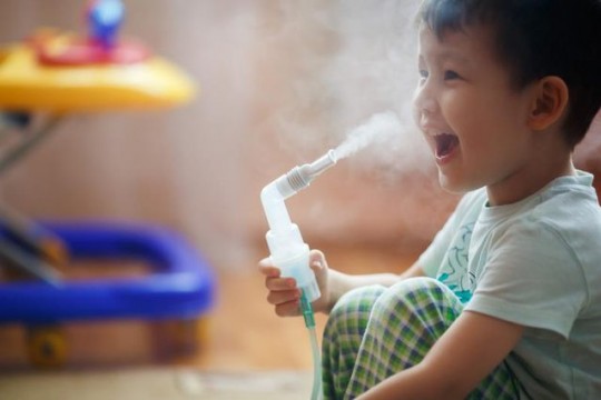 Tratează răceala copilului tău folosind aparatul cu aerosol