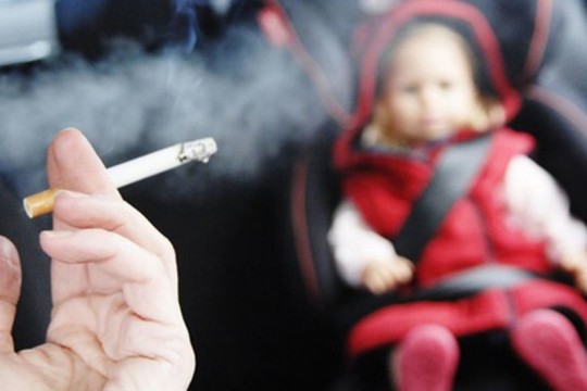 Copiii „fumează” între 60 și 150 de țigări pe an dacă locuiesc într-o casă cu fumători