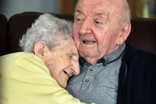 La vârsta de 98 de ani s-a mutat la azilul de bătrâni pentru a avea grijă de copilul său de 80 de ani