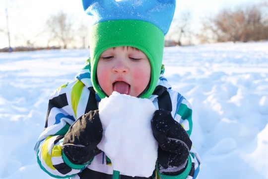 La ce pericole se expun copiii când mănâncă zăpadă
