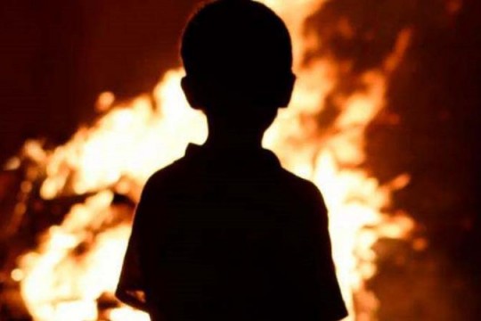 Un copil de 4 ani era să ardă de viu fiind lăsat singur acasă