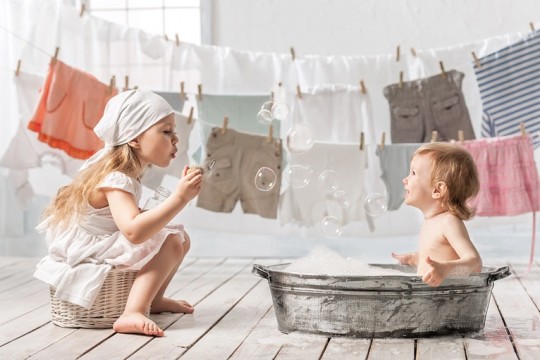 Cum alegem detergentul potrivit pentru hainele bebelușului