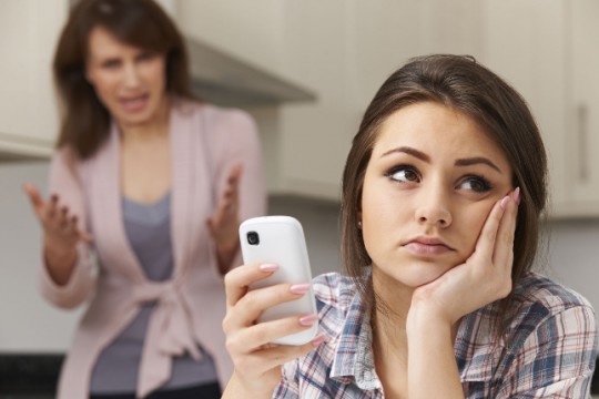 Confesiunea unei mame de adolescentă: Mereu am discutat cu fata despre cum să se ferească de hărțuitori, dar nu m-am gândit că ea ar putea fi unul