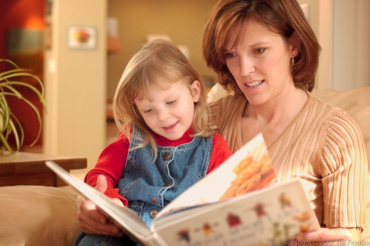 Cum să îţi convingi copilul să citească în vacanţă