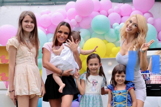 Ella, fetița cea mare a Andreei Bălan, a împlinit 7 ani. Cu această ocazie, cele două au lansat împreună piesa “Copilărie”