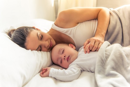 12 sfaturi pentru siguranța somnului împreună cu bebelușul tău