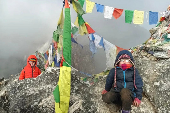 Cine este fetița de numai 4 ani care a ajuns pe Everest. Cum au pregătit-o părinții pentru această experiență