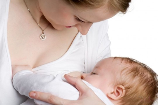 Este 100% natural și conține acizi grași esențiali pentru creierul bebelușului. Beneficiile laptelui matern