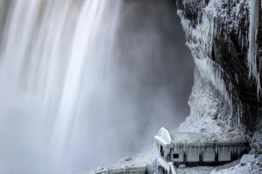 Este atât de rece în SUA, încât cascadele din Niagara au înghețat și arată spectaculos!