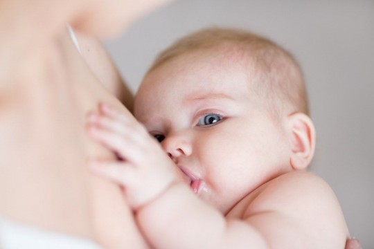 9 semne care indică faptul că bebelușul nu primește suficient lapte matern