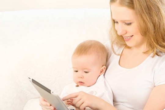 Studiu: Bebelușii lăsați în fața ecranelor se dezvoltă mai lent