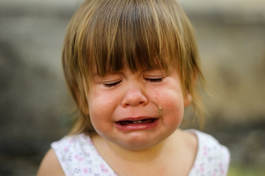 8 fraze pe care să le spui copilului tău, în loc de “Nu mai plânge!”