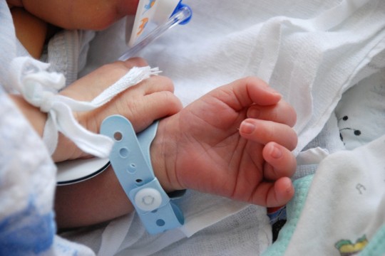Un bebeluș de 10 luni este în reanimare după ce tatăl său l-a trântit în pământ