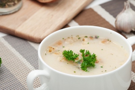 Supa de usturoi - cel mai bun remediu contra răcelii!