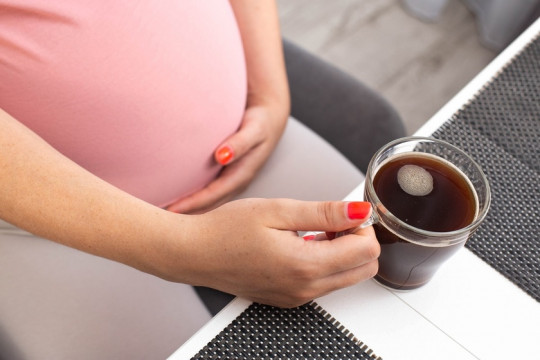 De ce este recomandat ca femeile însărcinate să reducă consumul de cofeină și băuturi energizante