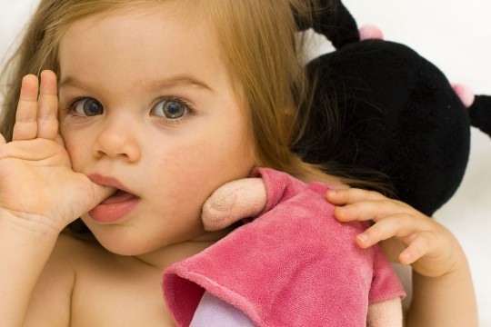 Medic pediatru: Copiii care folosesc degetul în locul suzetei dezvoltă infecții digestive, însoțite de diaree, vărsături sau febră