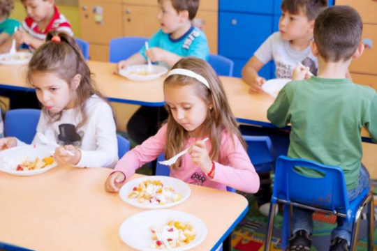 Un nou meniu în grădinițe: O dată pe săptămână copiii vor mânca conopidă și broccoli