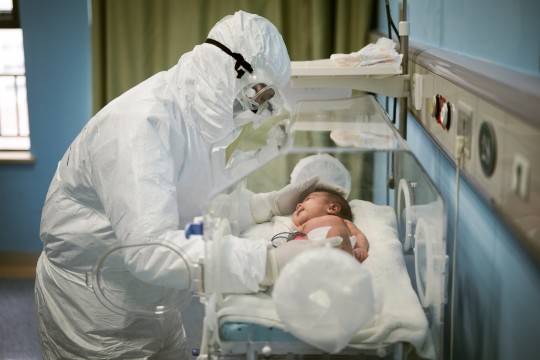 O poveste îngrozitoare de naștere în pandemie: Am născut în garderoba spitalului și i-am apucat eu căpșorul, așteptând să-și pună medicii combinezoanele anti-Covid