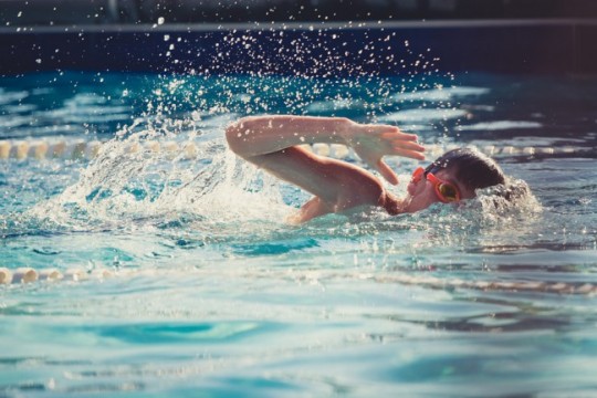 3 motive de necombătut de ce să-ți duci copilul la înot în sezonul rece