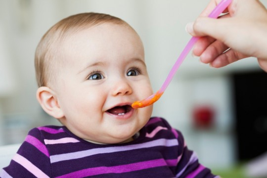 OMS: Mâncarea pentru bebeluşi conţine un nivel prea ridicat de zahăr