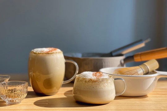 Hojicha – Ceaiul japonez prăjit care cucerește lumea. O alternativă mai blândă și aromată decât matcha