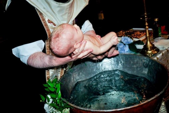 Un bebeluș a ajuns în stare critică la spital după ce a fost botezat
