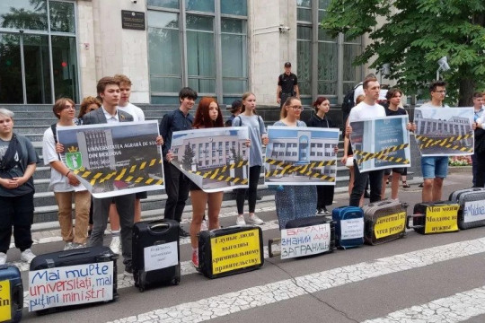 Un grup de tineri a protestat la Guvern împotriva închiderii mai multor universități