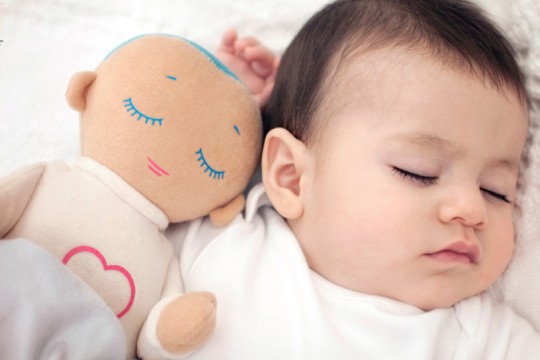 A fost inventată o păpușă miraculoasă care ajută copiii să doarmă