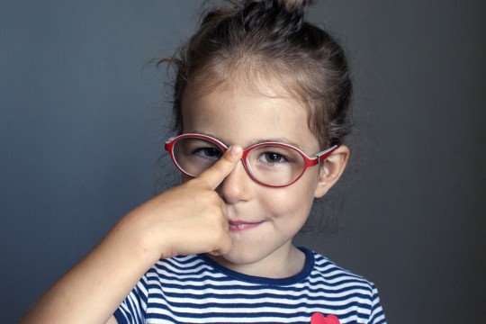 Oftalmologul explică de ce acum tot mai mulți copii poartă ochelari