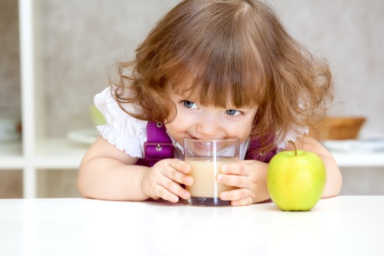Medic nutriționist: Un pahar de suc proaspăt de fructe pentru copil este egal cu unul de bere