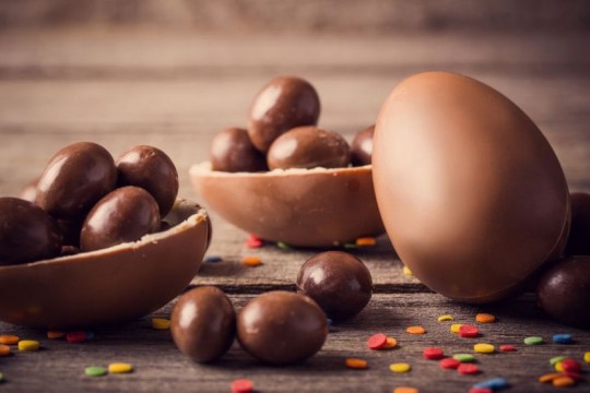 Ouă de ciocolată de Paște – rețeta ușoară pe care o poți face împreună cu copiii