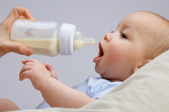Cât mănâncă un bebeluș și cum știi dacă e suficient pentru a crește sănătos