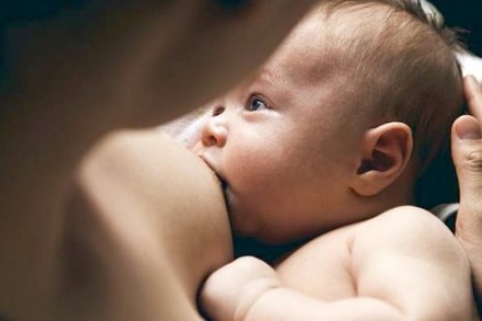 Povestea unei nașteri: Asistentele veneau la 3 ore cu lapte praf, dar nu întrebau dacă ai nevoie de ajutor să alăptezi