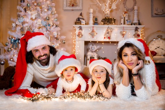 Pepe alături de familia sa într-o frumoasă ședință foto de Crăciun