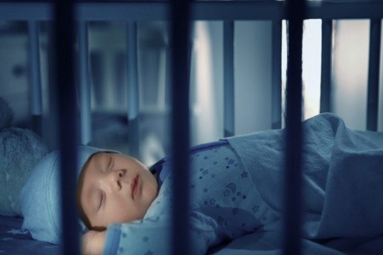 5 motive de ce somnul neîntrerupt toată noaptea al bebelușului ar trebui să ne pună pe gânduri