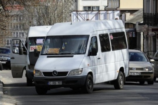 Administratorii rutelor de microbuze din capitală cer dublarea tarifului pentru o călătorie
